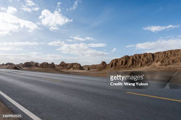 road through desert - wüstenstraße stock-fotos und bilder
