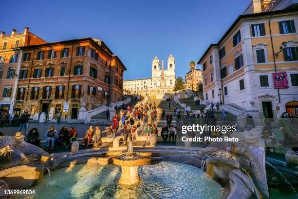 un chaud rayon de soleil au coucher du soleil illumine la barcaccia et la place d’espagne au cœur de rome - roman holiday photos et images de collection