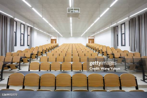 university classroom - collegezaal stockfoto's en -beelden