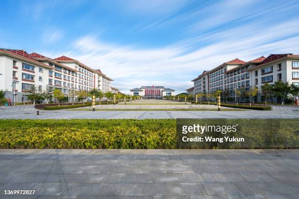 university campus scenery - empty school building stock pictures, royalty-free photos & images
