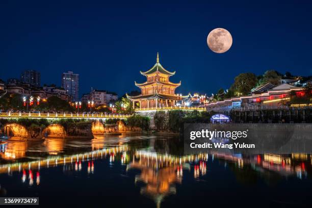 chinese traditional architecture under a full moon - scenes of guiyang stock-fotos und bilder