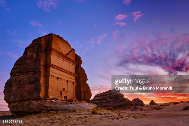 saudi arabia, alula nabatean tomb - saudi arabia - fotografias e filmes do acervo