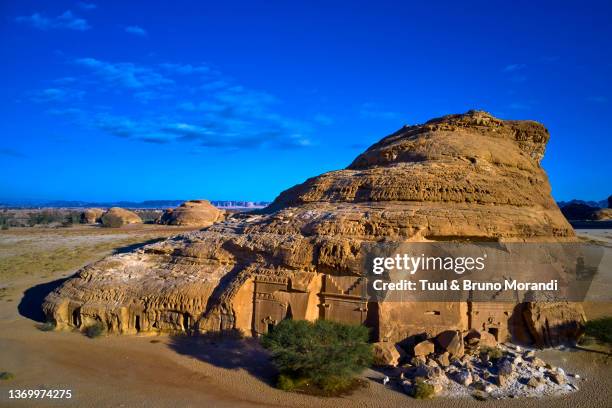 saudi arabia, alula nabatean tomb - 砂岩 ストックフォトと画像