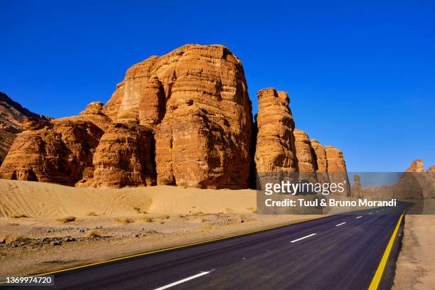 saudi arabia, landscape around the oasis of alula - saudi arabia roads stockfoto's en -beelden