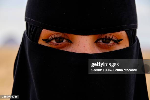 saudi arabia, alula, young saudi woman - saudiarabien stock-fotos und bilder