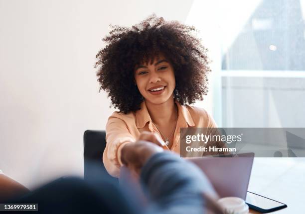 shot of a businesswoman shaking hands with a new team member - welcome back phrase imagens e fotografias de stock