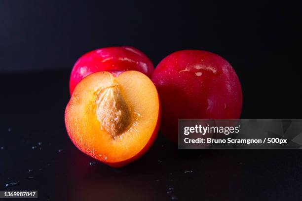 fresh red plum in black background,rio de janeiro,brazil - orgânico 個照片及圖片檔