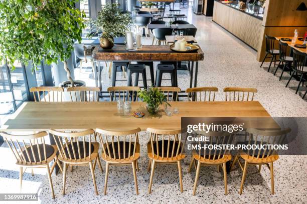 tables and chairs in a empty and trendy restaurant - rent location for seminar and meetings - münchen immobilie büro stock-fotos und bilder