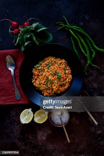 traditional turkish meal "kısır" - bulgur stockfoto's en -beelden