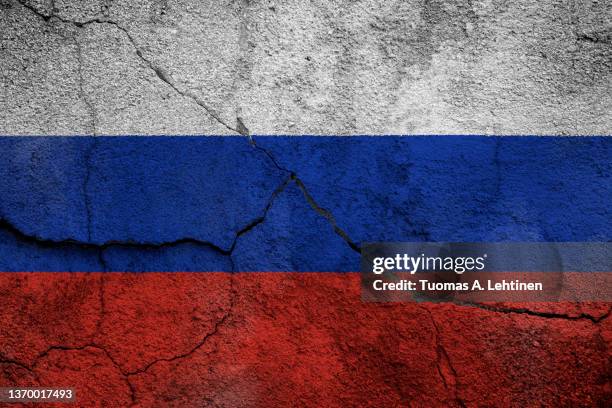 full frame photo of a weathered flag of russia painted on a cracked wall. - bandera rusa fotografías e imágenes de stock