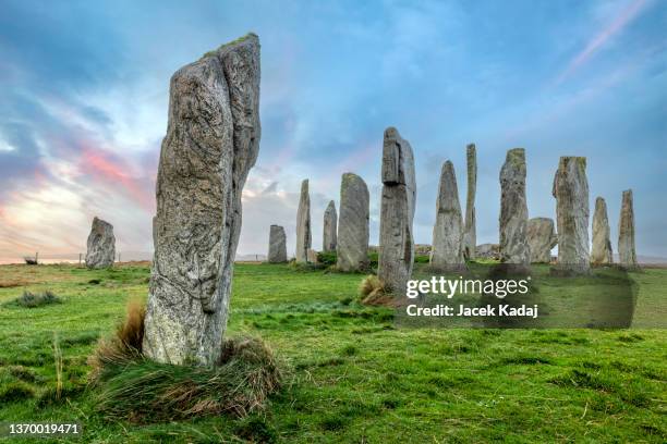 calanais standing stones on the isle of lewis in scotland, united kingdom - construcción megalítica fotografías e imágenes de stock