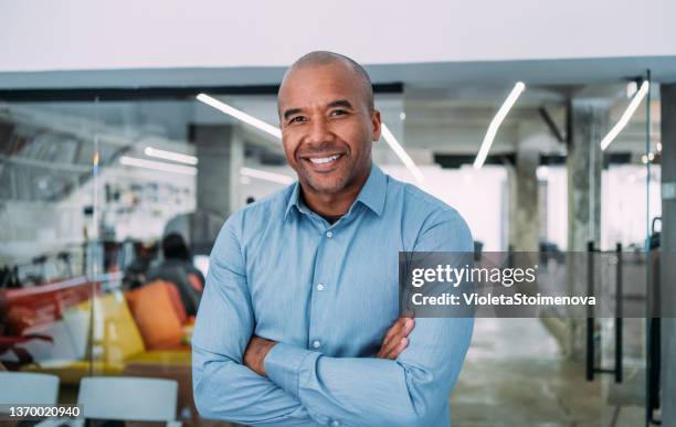 porträt eines erfolgreichen geschäftsmannes. - business man portrait smiling stock-fotos und bilder