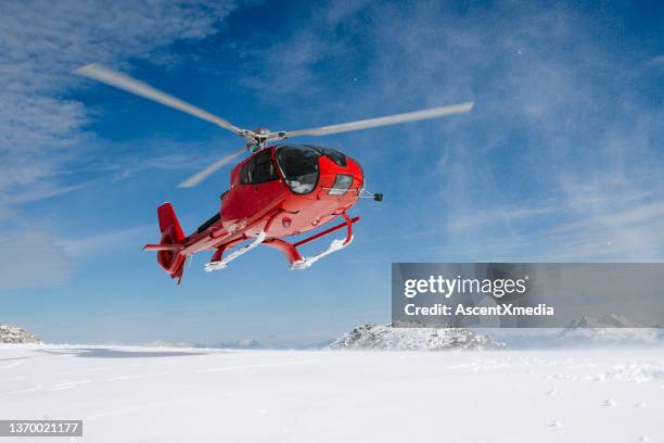 helicóptero volando en las montañas - helicóptero fotografías e imágenes de stock