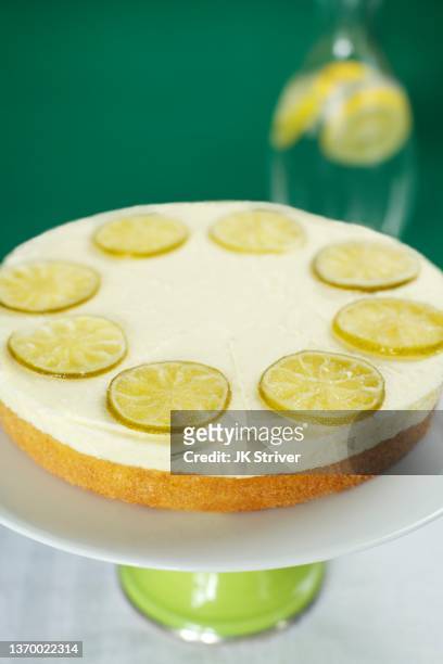 lemon cake whole - zitronentorte stock-fotos und bilder