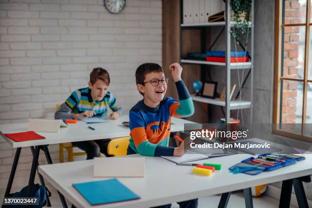 private school for children - notepad table stockfoto's en -beelden