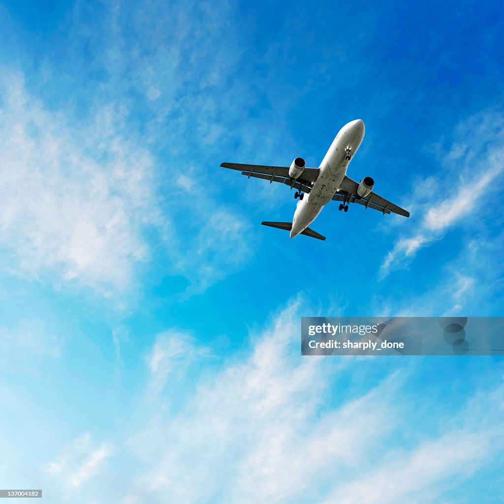 XL jet Passagierflugzeug Landung in bright sky