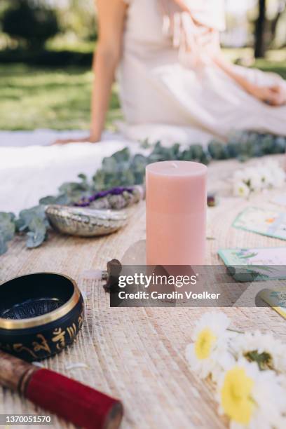 items to perform a ceremony on a woman´s circle - cerimónia tradicional imagens e fotografias de stock