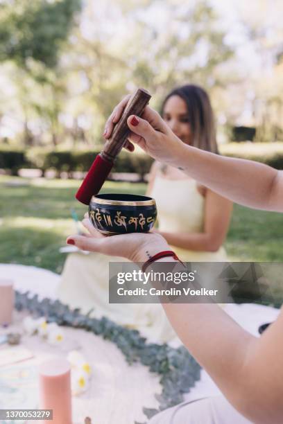 close up of woman hands holding a rin gong - rin gong 個照片及圖片檔