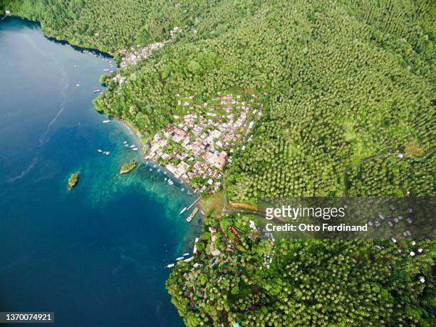 aerial photo of a village on an island's coastline near bitung, indonesia - sulawesi 個照片及圖片檔