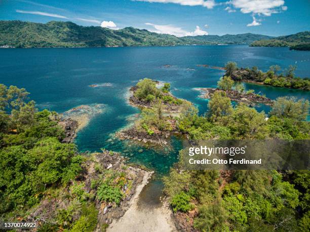 aerial photo of an island's coastline in bitung, indonesia - sulawesi stock-fotos und bilder