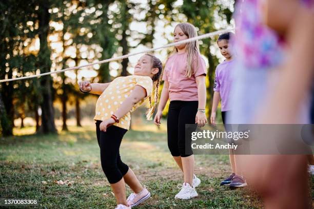 niños de primaria bailando en el limbo en el campamento de verano - limbo blanco fotografías e imágenes de stock