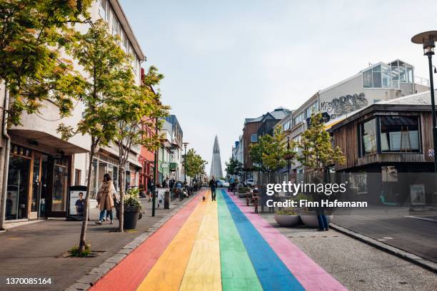 rainbow street reykjavik island - reykjavik stock-fotos und bilder