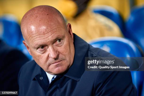 Pepe Mel, head coach of UD Las Palmas looks on during the LaLiga Smartbank match between UD Las Palmas and UD Almeria at Estadio Gran Canaria on...