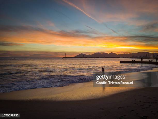 winter in cannes - cannes croisette stock-fotos und bilder