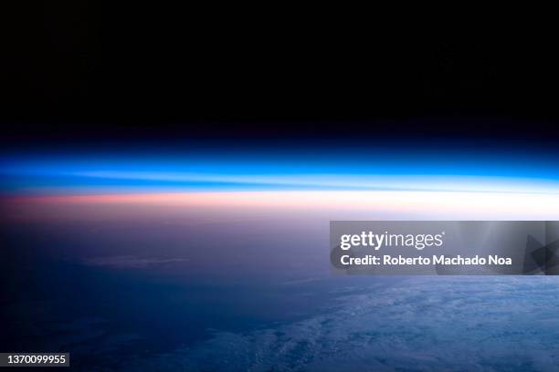 day and night frontier - espaço para texto imagens e fotografias de stock