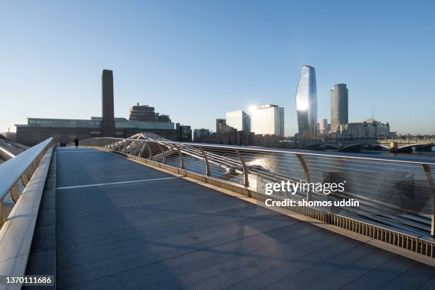 millennium bridge and south london skyline - tate modern galerie stock-fotos und bilder