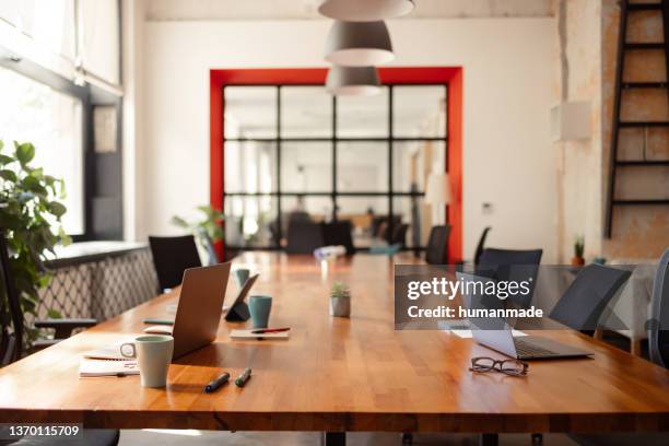 neatly arranged office - office still life stock pictures, royalty-free photos & images