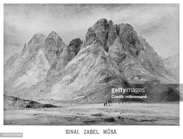 old engraved illustration of mount sinai (jabal musa or zabel musa) - mont sinaï photos et images de collection