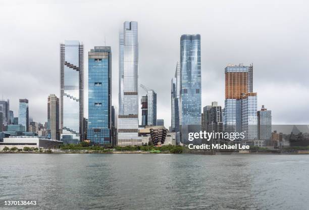 hudson yards and construction in midtown manhattan - hudson yards foto e immagini stock