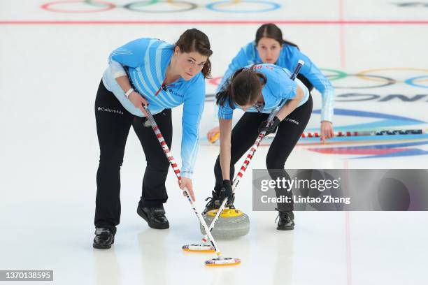 Becca Hamilton of Team United States competes against Team Great Britain during the Women's Round Robin Curling Session on Day 8 of the Beijing 2022...