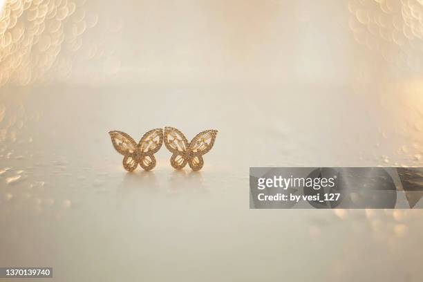 butterfly earrings - butterfly white background stockfoto's en -beelden