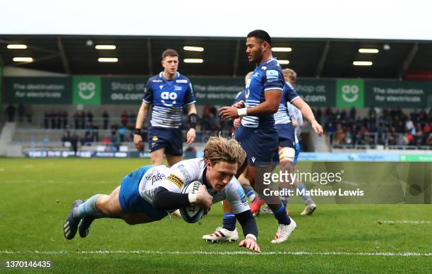 Tom Howe of Worcester Warriors scores a try during the Gallagher Premiership Rugby match between Sale Sharks and Worcester Warriors at AJ Bell...