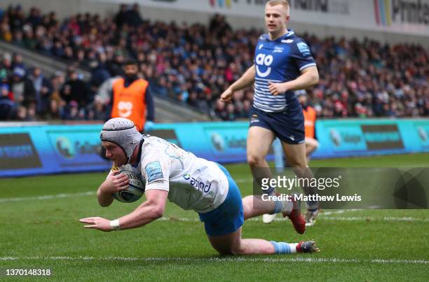 Niall Annett of Worcester Warriors scores a try from a charged down kick during the Gallagher Premiership Rugby match between Sale Sharks and...