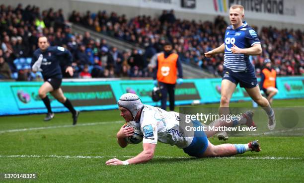 Niall Annett of Worcester Warriors scores a try from a charged down kick during the Gallagher Premiership Rugby match between Sale Sharks and...
