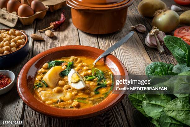 potaje de garbanzos, grão-de-bico guisado receita espanhola vegetariana com espinafre - vigília religiosa - fotografias e filmes do acervo