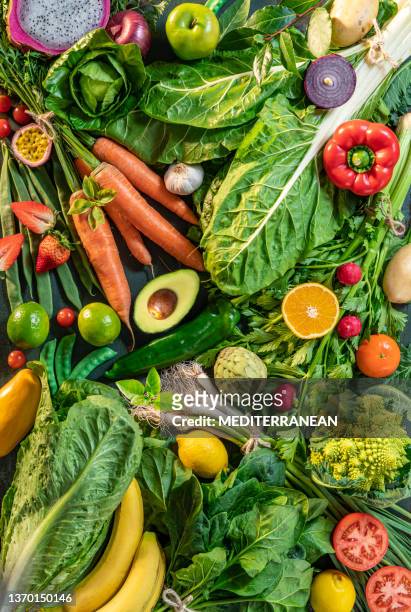 frutas y verduras variadas de fondo de fotograma completo con verduras de hoja - dieta a base de plantas fotografías e imágenes de stock