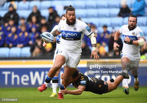 Gabriel Oghre of Wasps tackles Nathan Hughes of Bath Rugby during the Gallagher Premiership Rugby match between Wasps and Bath Rugby at The Coventry...