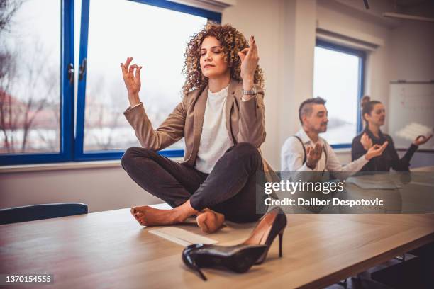 a group of businessmen meditate in the office. - 仲裁 ストックフォトと画像