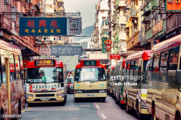 escena callejera con autobuses en hongkong - mong kok fotografías e imágenes de stock