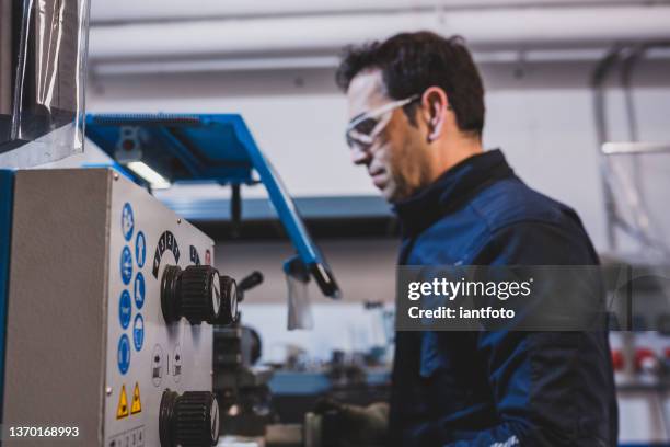 Machine Operative Photos and Premium High Res Pictures - Getty Images