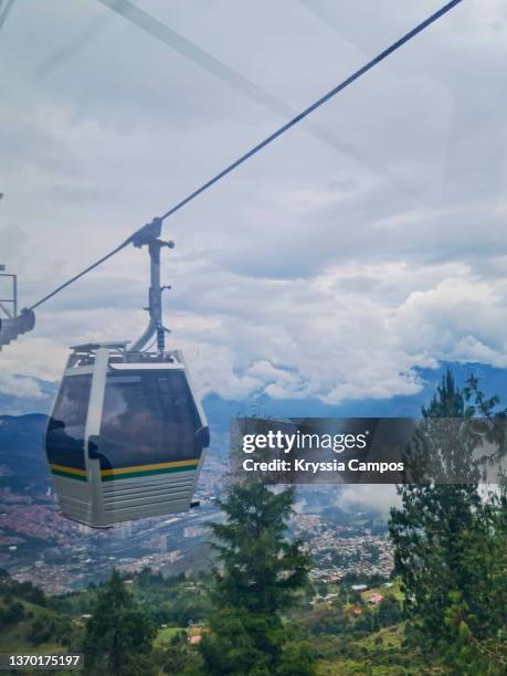 cable car railway gondola in colombia - metro cable cars - medellin photos et images de collection