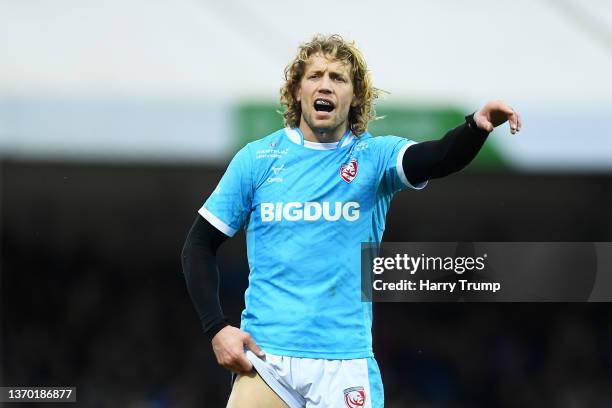 Billy Twelvetrees of Gloucester Rugby gives instructions to their side during the Gallagher Premiership Rugby match between Exeter Chiefs and...