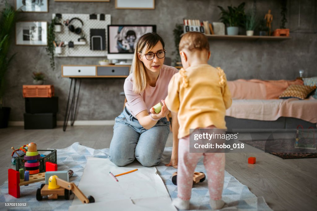 Mère enseignant à sa petite fille comment dessiner