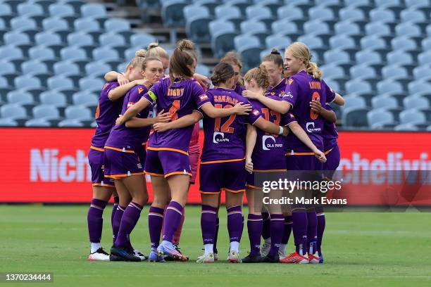 Glory players huddle during the round 11 A-League Women's match between Perth Glory and Melbourne City at Central Coast Stadium, on February 13 in...