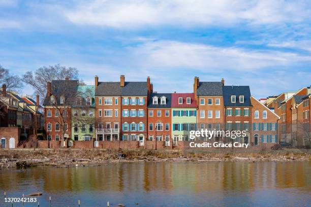 row of brick townhouses - alexandria virginia foto e immagini stock