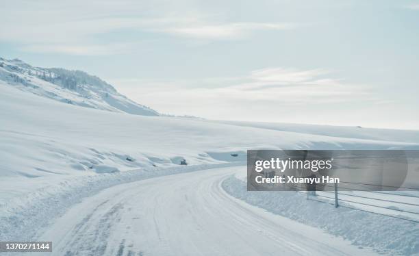 snow covered bend in winter - altai mountains stock-fotos und bilder